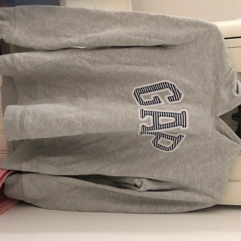 Women’s Gap sweatshirt . It’s a u.s medium.
